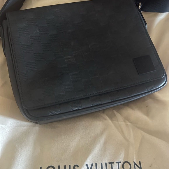 Louis Vuitton LEATHER. 👍👍MESSENGER BAG. DISTRICT PM box and dust comes with it - Picture 6 of 10